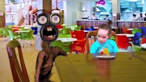 Сиреноголовый в реальной жизни. Селена встретила Сиреноголового в аквапарке