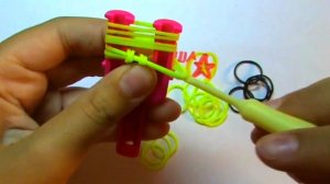 Плетение банана из резинок на рогатке.