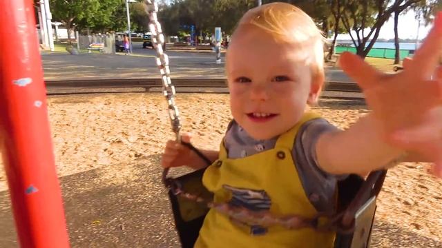 На детской площадке - детская песня | Песни для детей от Sunny Kids Songs смотреть онлайн