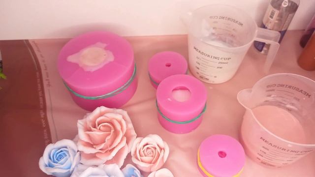 заливаю силиконовые формы с помощью палитры. Мыловарение. Цветы из мыла. Мыльные розы. soap смотреть онлайн