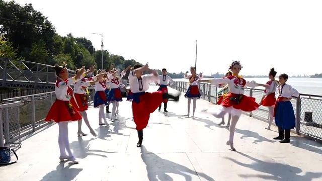 Государственный флаг Украины подняли над волнами Дуная смотреть онлайн