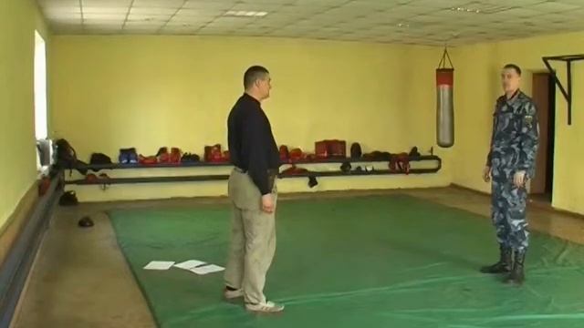 наружный осмотр под угрозой огнестрельго оружия, противник в положении стоя на коленях с дальнейшим смотреть онлайн