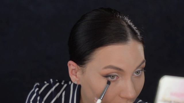 Растушеванная стрелка и яркие губы ? смотреть онлайн