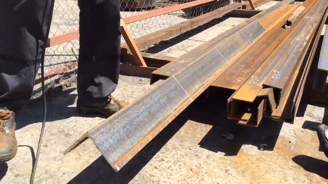 Как правильно разрезать большой уголок болгаркой смотреть онлайн