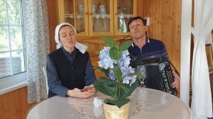 Папа с дочерью сердце растревожили. Я на завалинке одна.