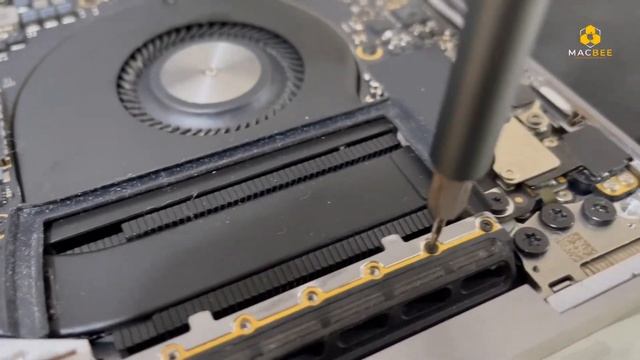 Ganti LCD Macbook Pro Retina A1989 13 Inch