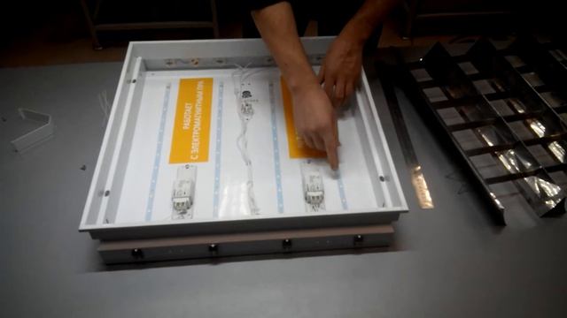 Светодиодный светильник Амстронг-своими руками установка комплекта LRC12LED20Вт смотреть онлайн