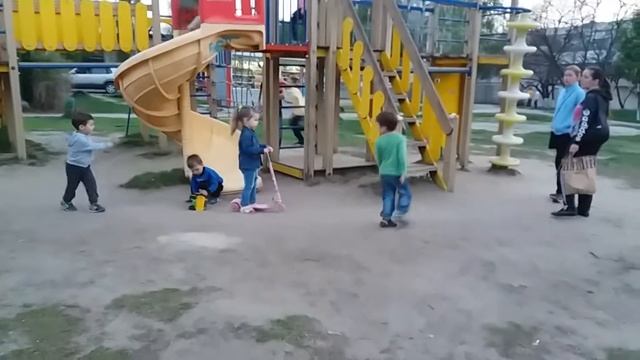 Детский самокат и прогулка на детской площадке - видео для детей и про детей смотреть онлайн