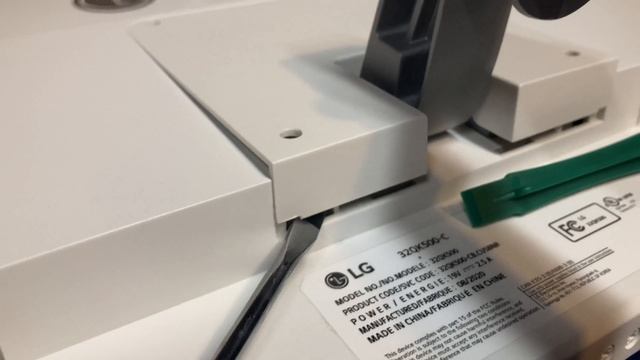 Remove LG-32QK500-C Monitor Bracket for VESA mount смотреть онлайн