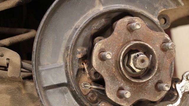 Как заменить троса ручного тормоза Nissan X-Trail -т31