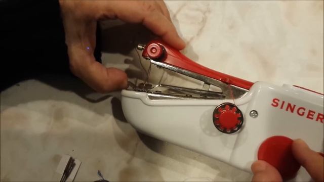 Singer Stitch Sew Quick Hand Held Sewing Machine - Tutorial and Review смотреть онлайн