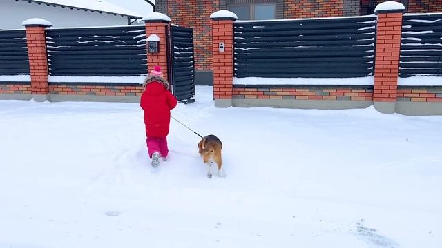 СОФИЯ ПОМОГАЕТ МАМЕ, ЧТОБЫ ПОКАТАТЬСЯ НА САНКАХ. СОФУНЬЯ ШАЛУНЬЯ смотреть онлайн