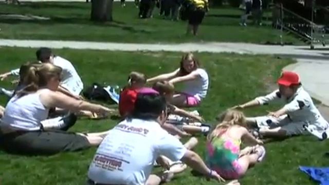 Yoga with Weebee at Acacia Park (part 5). смотреть онлайн