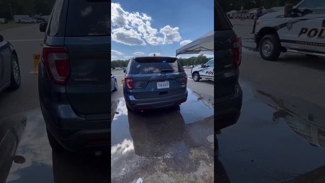 Back view of unmarked Ford Explorer смотреть онлайн