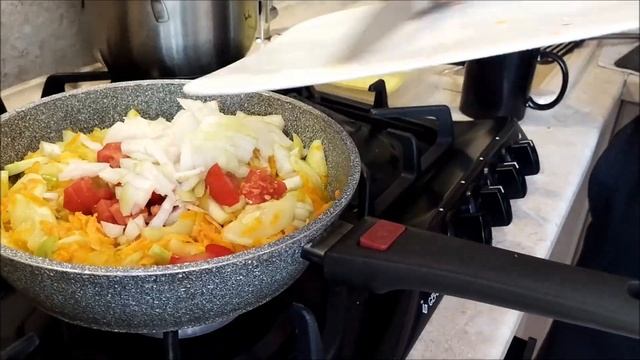 Готовим с сыном. Тушим кабачки смотреть онлайн