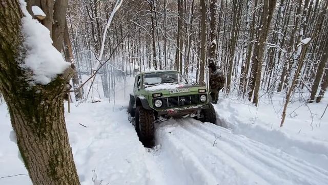"К мосту!", часть 2, Нива на пластмассовых бортовых редукторах штурмует снежный подъём смотреть онлайн