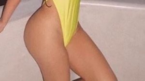 Роскошная Ким Кардашьян натянула купальник до предела, вкусные кадры / Вот вот треснет