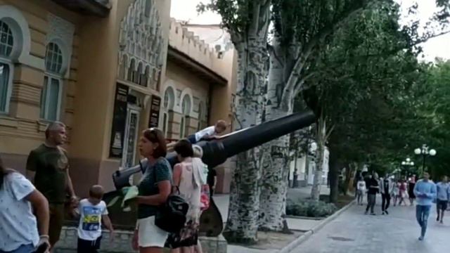 Крым. Евпатория. Набережная + вопросы местным людям) Больше ли стало людей в Крыму. смотреть онлайн