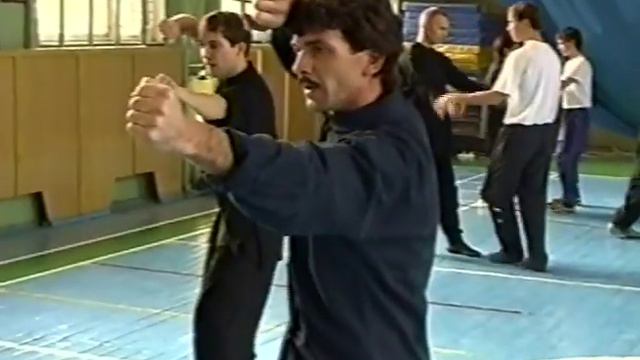 ПОСЛЕДНИЙ УРОК В СПОРТЗАЛЕ КЛУБА ЮН ЧУН "ЖЕЛЕЗНАЯ ФЛЕЙТА" смотреть онлайн