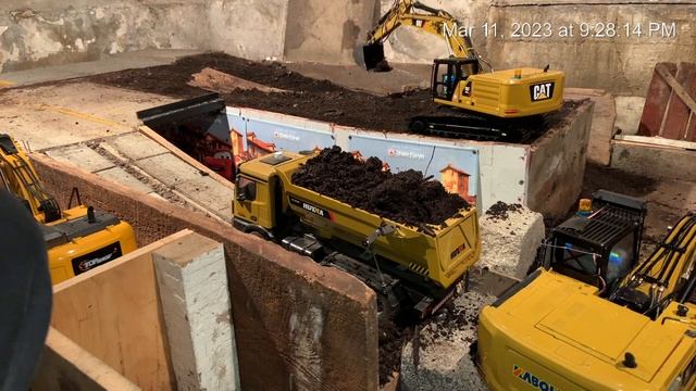 RC Excavator K336 continuing to fill the N side of the with area смотреть онлайн