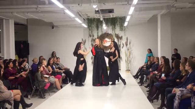 СУМАСШЕДШЕЕ ВЫСТУПЛЕНИЕ ВО ВРЕМЯ ПОКАЗА МОДЫ!!! смотреть онлайн