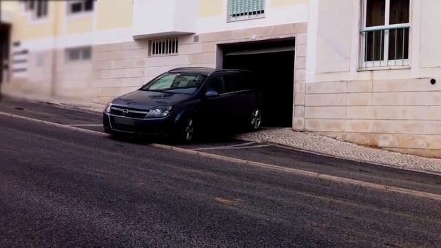 Astra H Leaving Garage смотреть онлайн