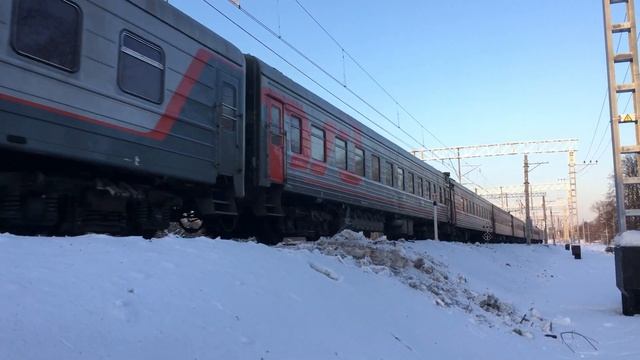 ЧС7-244 с поездом Красноярск-Абакан-Москва и приветливой лок. бригадой (4К) смотреть онлайн