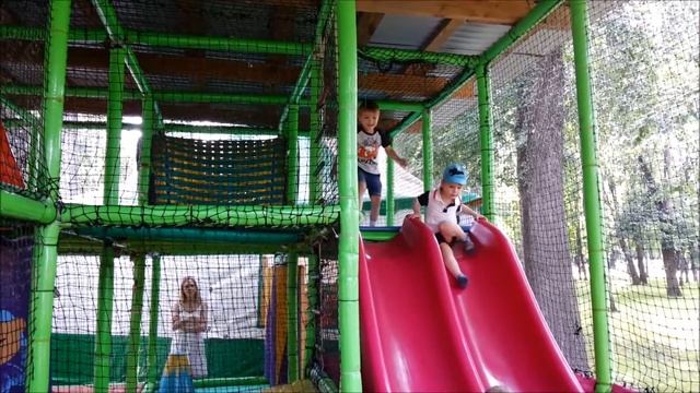 Макс на игровой площадке играет и весело проводит время с детьми смотреть онлайн