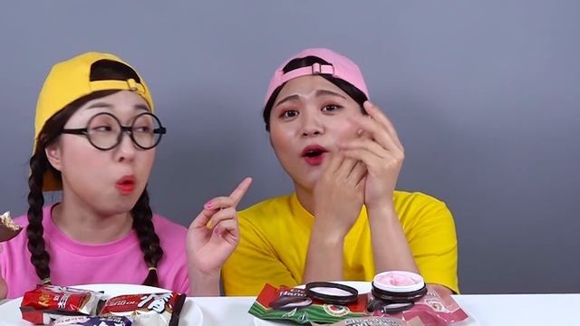 Chocolate Makeup Edible Lipstick DONA Mukbang смотреть онлайн