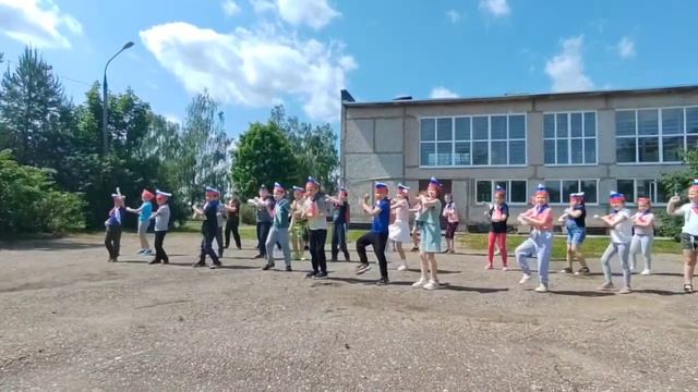 Школьный лагерь. Танцевальный флешмоб ко Дню России смотреть онлайн