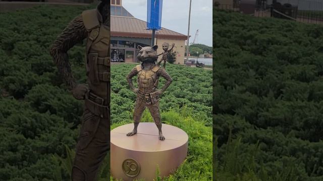 guardians of the galaxy rocket and groot disney 50th anniversary gold statue at epcot #rocket смотреть онлайн
