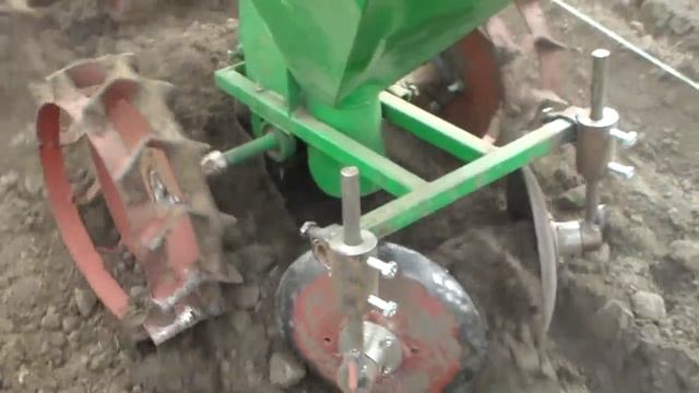 Мотоблок Зубр НТ 135 Посадка кортофеля картофелесажалкой смотреть онлайн