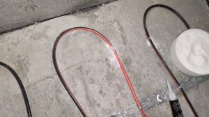 как приклеить  греющий кабель теплого пола к стяжке!