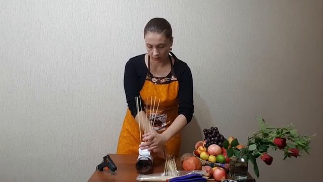 Крепление шампансокго (любой емкости) в букет горизонатально. Еще один способ.Обучение фудфлористик смотреть онлайн