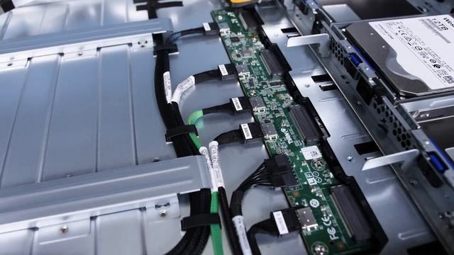 Tyan Thunder SX GT90-B7113 Review a 1U Server with 12x HDD and 4x SSD смотреть онлайн