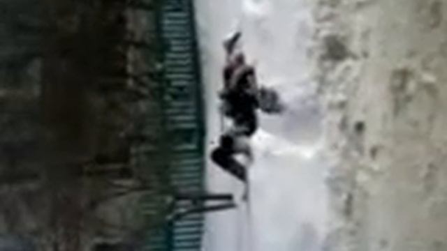 Как правильно и Здорово прыгать в сугробы с подругой. смотреть онлайн