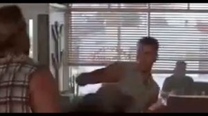 Жан-Клод Ван Дамм в кафе (универсальный солдат)