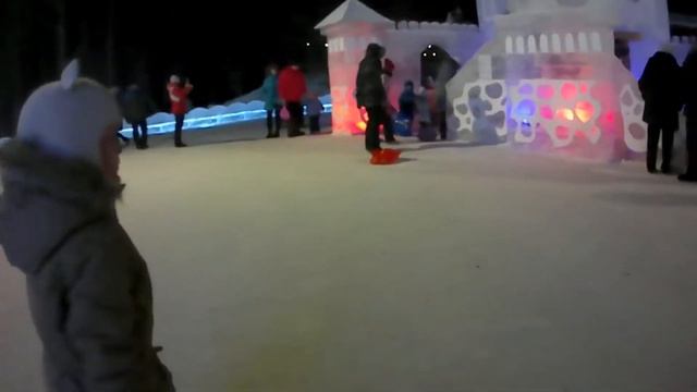 Ледовый городок в парке Первоуральска смотреть онлайн