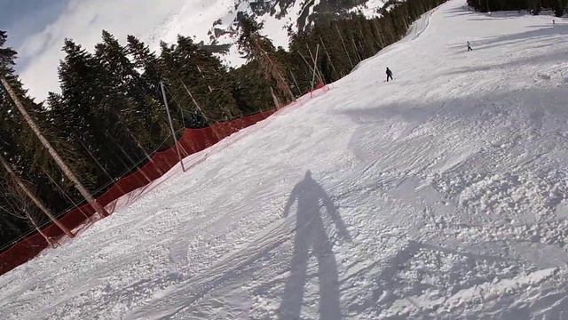 Архыз горнолыжный курорт. Черная трасса, спуск на горных лыжах. Северный склон. Cеверное сияние. смотреть онлайн