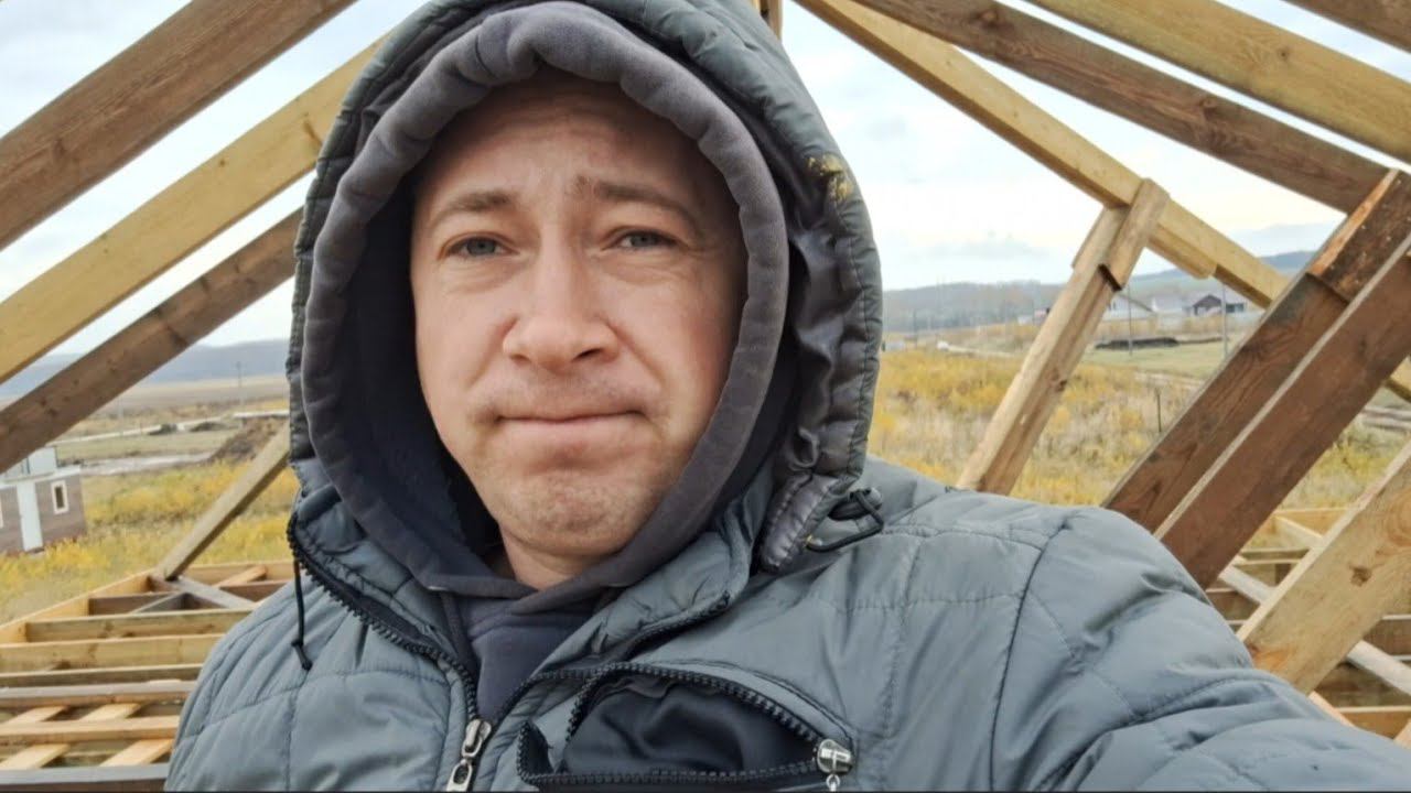 Задолбала эта стройка. Дожди льют не переставая. Не могу закончить крышу...
