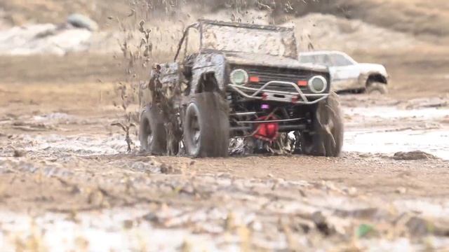 Топовые машинки на радиоуправлении в грязи Toyota Land Cruiser, Hummer H2 смотреть онлайн