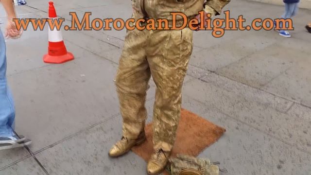 Secret revealed London street performer, floating and levitating trick смотреть онлайн