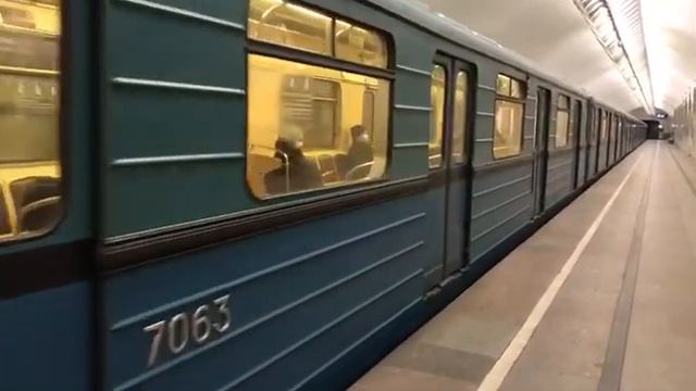 ЕЖ3 на станции Кузнецкий мост. смотреть онлайн