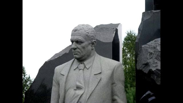 Чем известен обладатель помпезного памятника - 