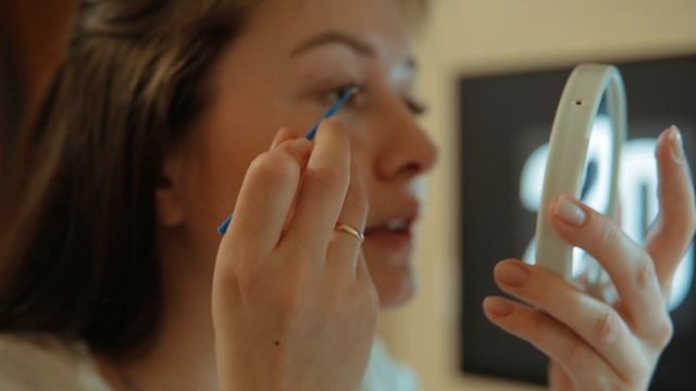 КАК СНЯТЬ НАРОЩЕННЫЕ РЕСНИЦЫ ДОМА ЗА 15 МИНУТ! смотреть онлайн