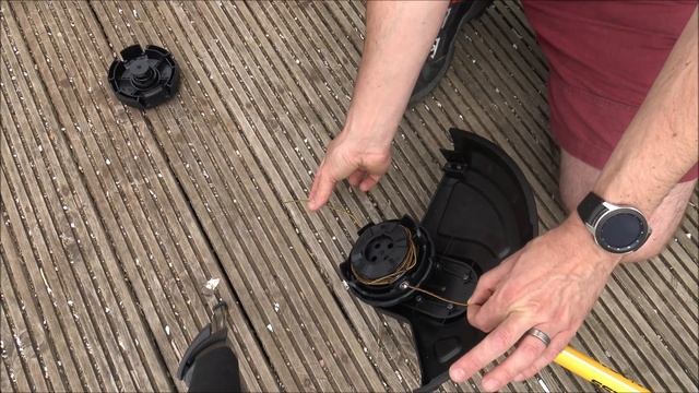 Dewalt DCM561 18v Cordless Strimmer / Weed Wacker Demonstration And How To Install The Guard