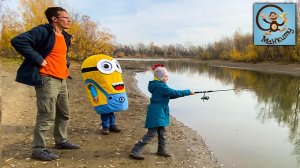 Диана и Даня играют, машинка-лодка, миньон и игрушки. Манкиту Истории