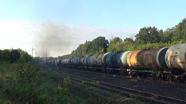 Тепловоз 3ТЭ10Мк-2722 с грузовым поездом