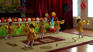 танец солнышко средняя и старшая группа дет сад №18 Балдырган г.Атырау2014г