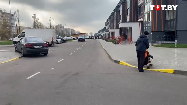 ШОК❗В Белоруссии неизвестный без формы бьет человека в Боровлянах перед тем, как его задержать. смотреть онлайн